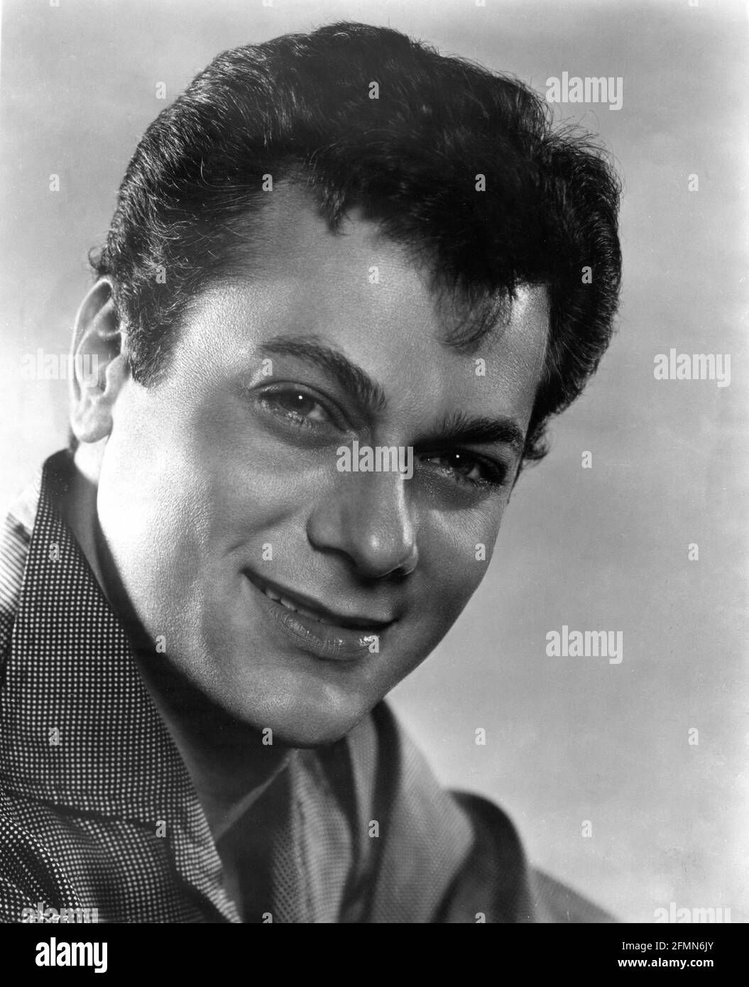 TONY CURTIS Portrait publicity for THE DEFIANT ONES 1958 director STANLEY KRAMER Curtleigh Productions / Stanley Kramer Productions / United Artists Stock Photo