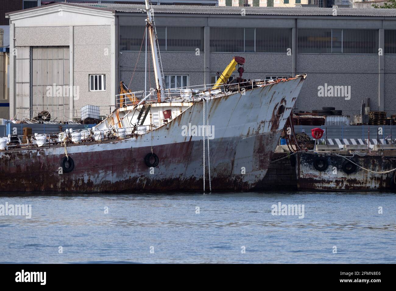 Old abandoned crane shipyard hi-res stock photography and images - Alamy