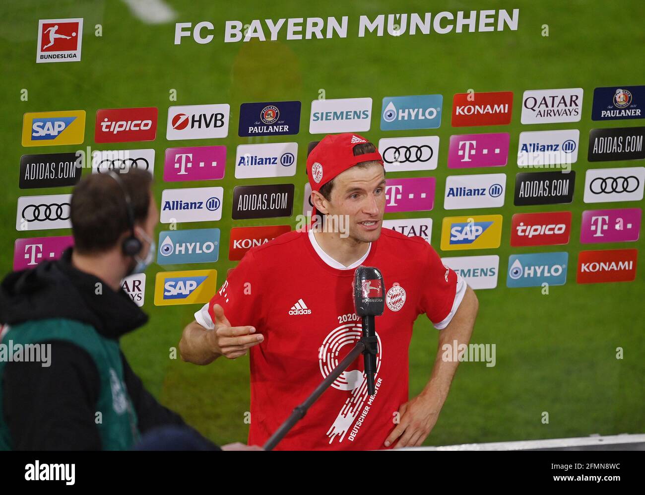 German Champion 2021, FC Bayern Munich Thomas MUELLER (MULLER, FC Bayern  Munich) in front of the Sky Sport microphone with T-shirt, champion shirt.  Soccer 1. Bundesliga season 2020/2021, 32.matchday, matchday32, FC Bayern