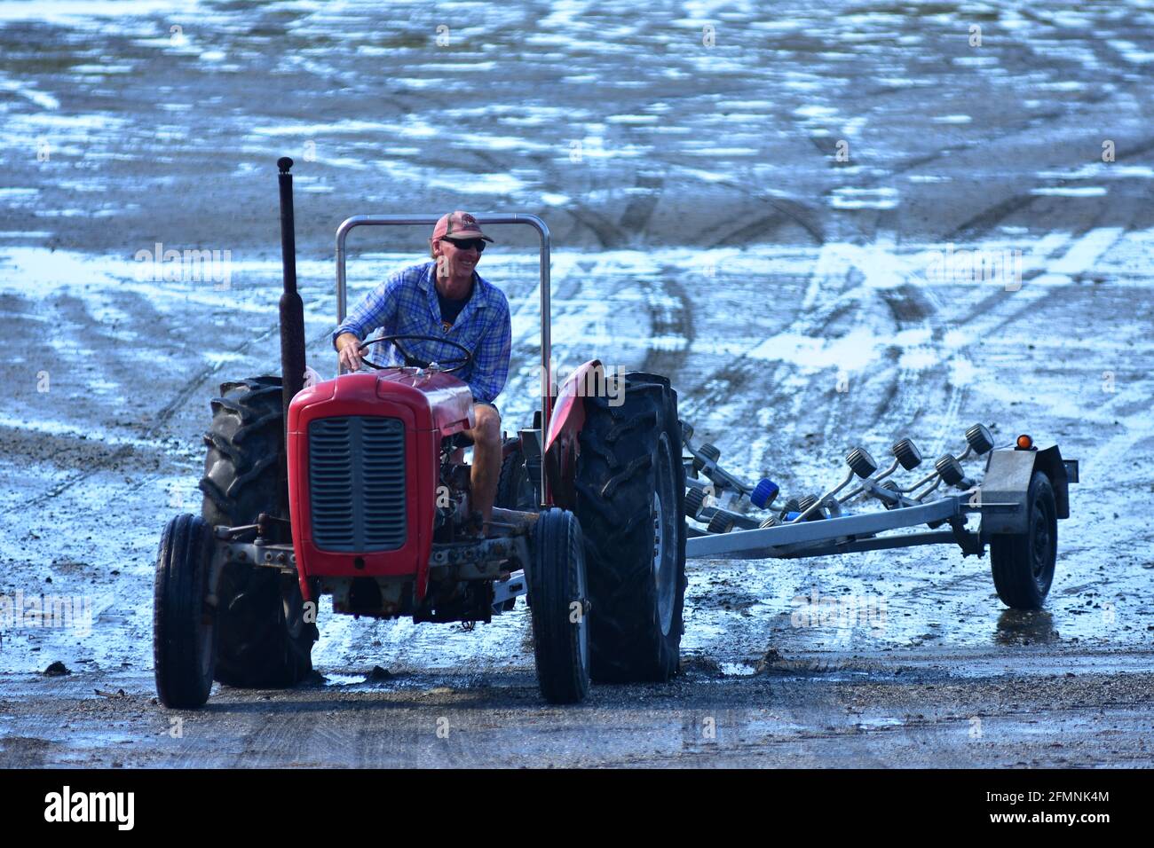 Towing boat on trailer hires stock photography and images Alamy