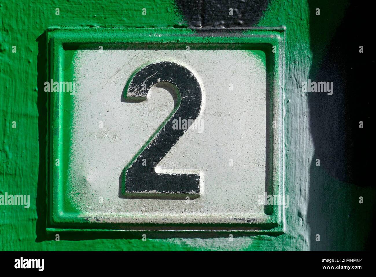 Hausnummernschild Nummer Zwei auf  grüner Hauswand, Deutschland, Europa Stock Photo
