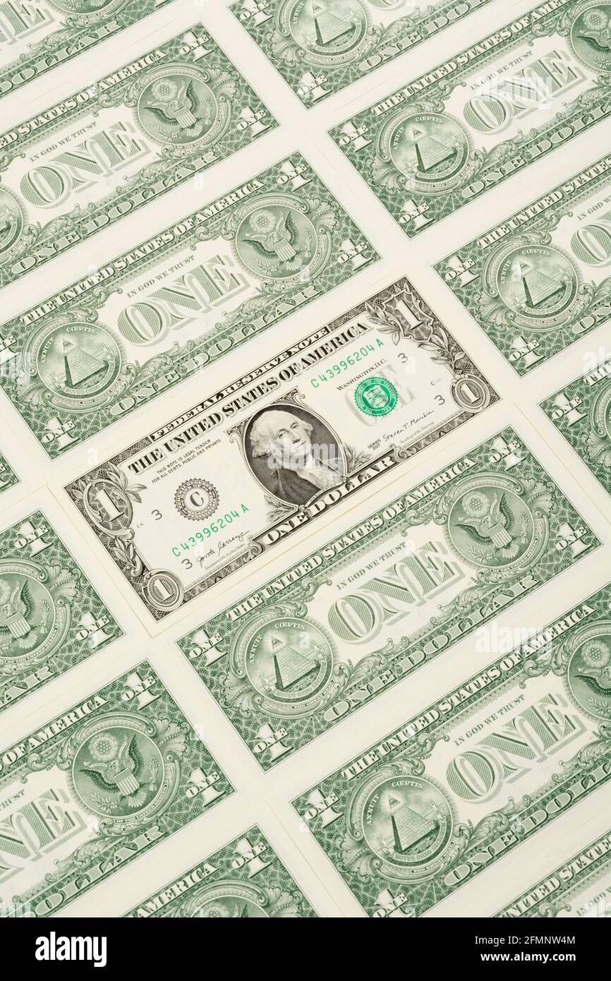 Reverse & Obverse sides of US $1 / one dollar bills arranged in formation. For US trillion $ debt mountain, US personal savings & 401k, US bank crisis Stock Photo