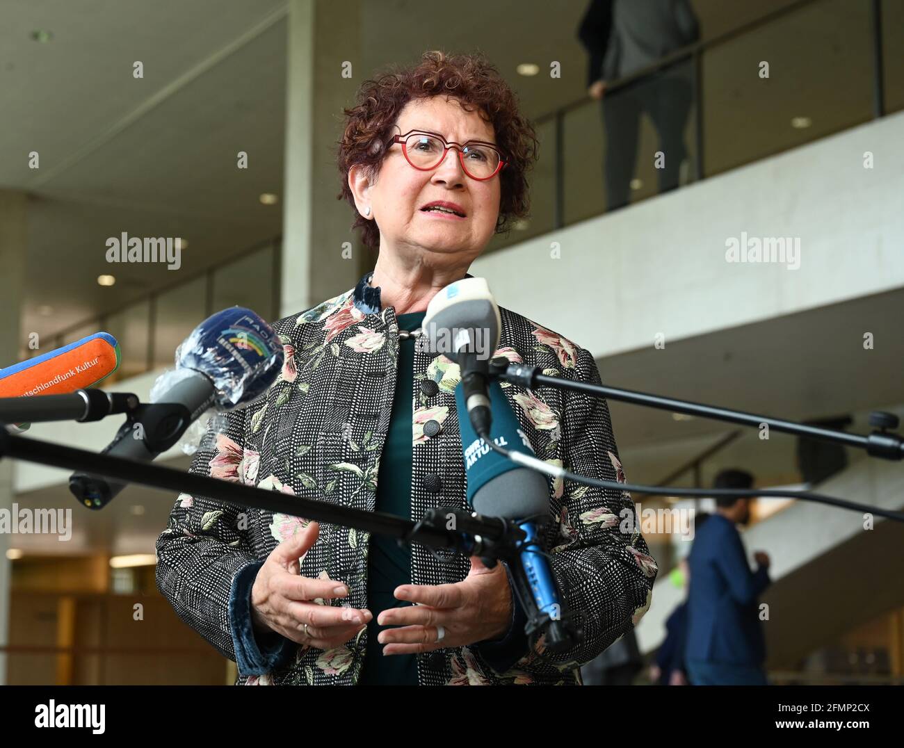 Stuttgart, Germany. 11th May, 2021. Gerlinde Kretschmann, wife of Baden-Württemberg's Prime Minister Kretschmann, talks to journalists before the constituent session of the state parliament. Credit: Bernd Weißbrod/dpa/Alamy Live News Stock Photo