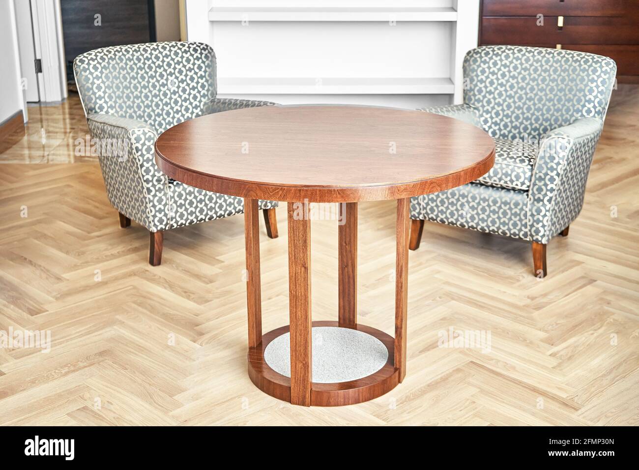 Molester violin Neglect Classic lacquered coffee table made of brown veneer and solid walnut with acrylic part near soft armchairs in living room Stock Photo - Alamy Molester violin Neglect Classic lacquered coffee table made of brown veneer and solid walnut with acrylic part near soft armchairs in living room Stock Photo - Alamy