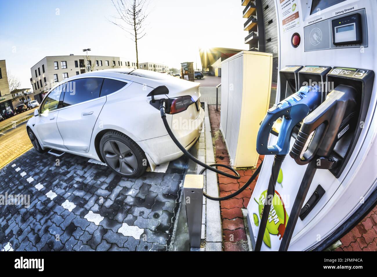 Tesla elektroauto ladestation hires stock photography and images Alamy