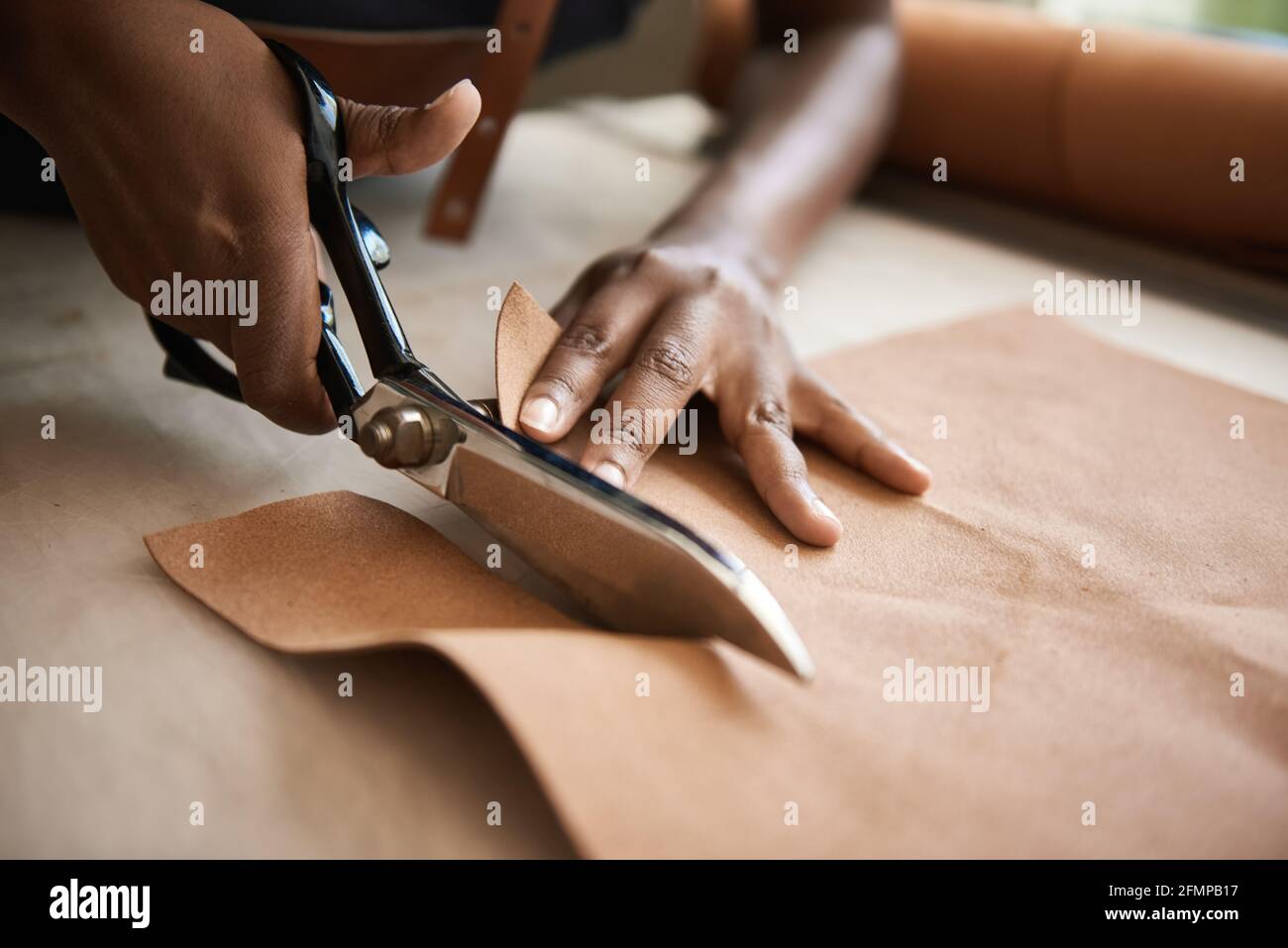 я резал кожаные. нож для резки кожи. кожевник режет кожу. я резал кожаные. наутилус я буду резать кожаные ремни.