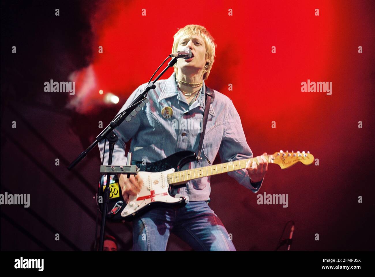 Crispian Mills of Kula Shaker performing Glastonbury Festival 1997, Worthy Farm, Somerset, England, United Kingdom. Stock Photo