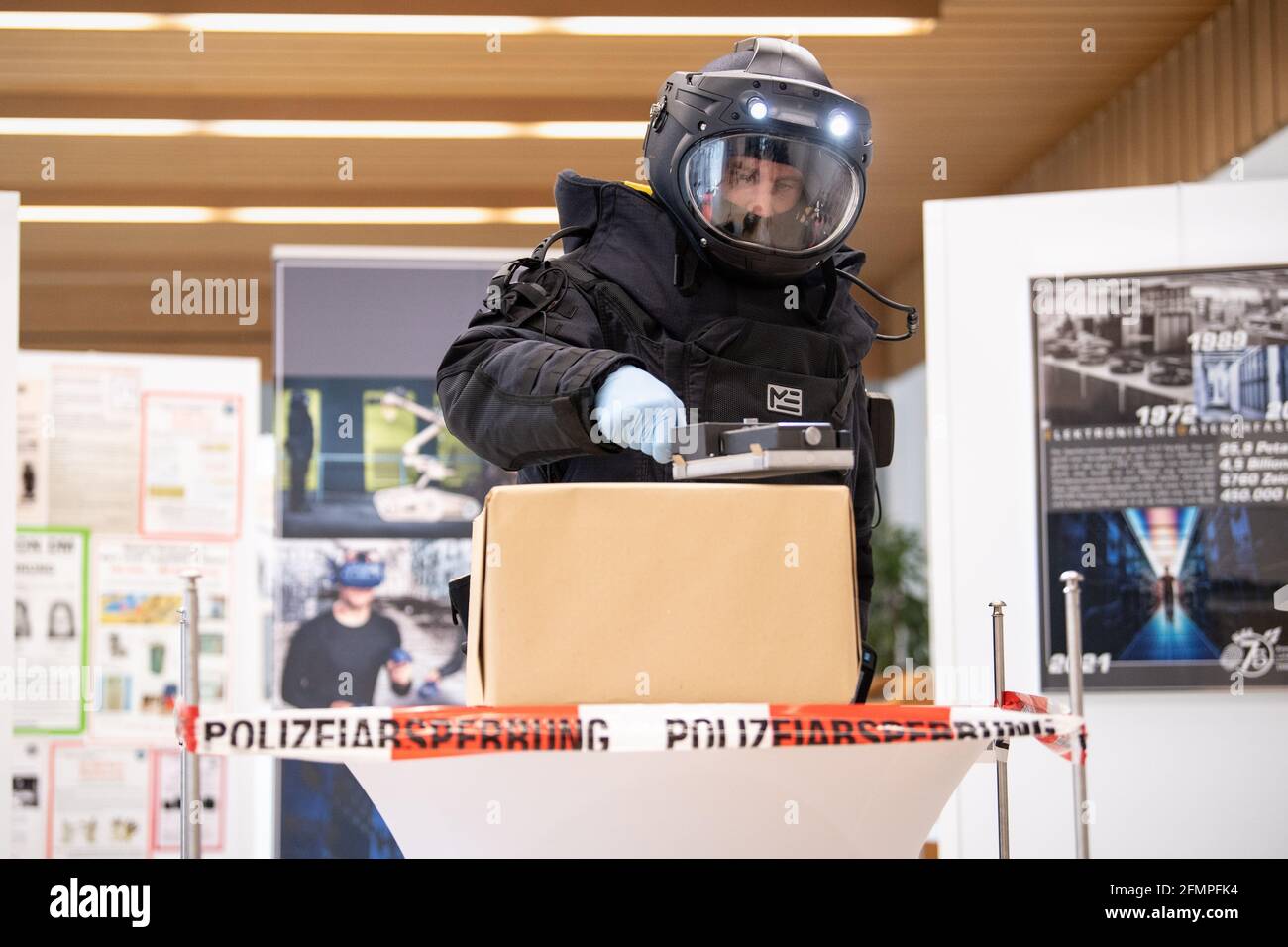 bruid Kelder stortbui Munich, Germany. 11th May, 2021. A member of the Technical Special Group  (TSG) of the Bavarian State Criminal Police Office (LKA) in a bomb suit  searches a package with an alpha, beta,