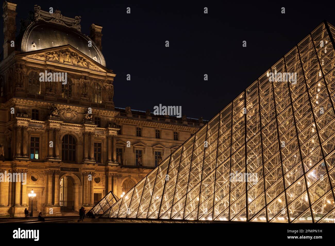 The Louvre Pyramid (Pyramide du Louvre) & Pavillon Denon, Musée du Louvre, Paris, France. Stock Photo