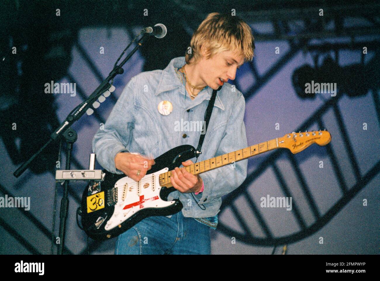 Crispian Mills of Kula Shaker performing Glastonbury Festival 1997, Worthy Farm, Somerset, England, United Kingdom. Stock Photo