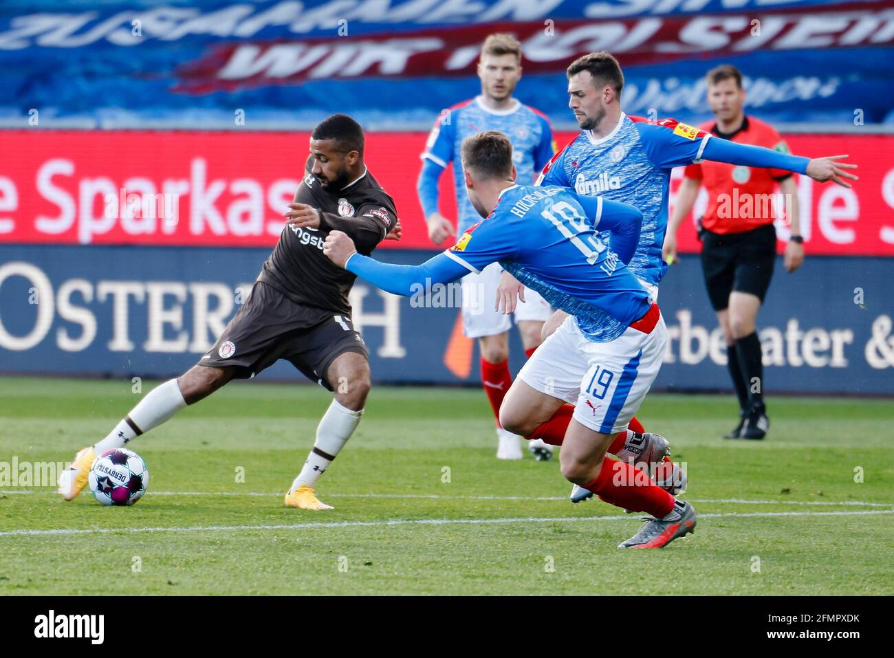 Kiel Germany 07th May 2021 Football 2 Bundesliga Holstein Kiel Fc St Pauli Matchday 32 At Holsteinstadion St Pauli S Daniel Kofi Kyereh L Shoots At Goal Against Kiel S Simon Lorenz M And