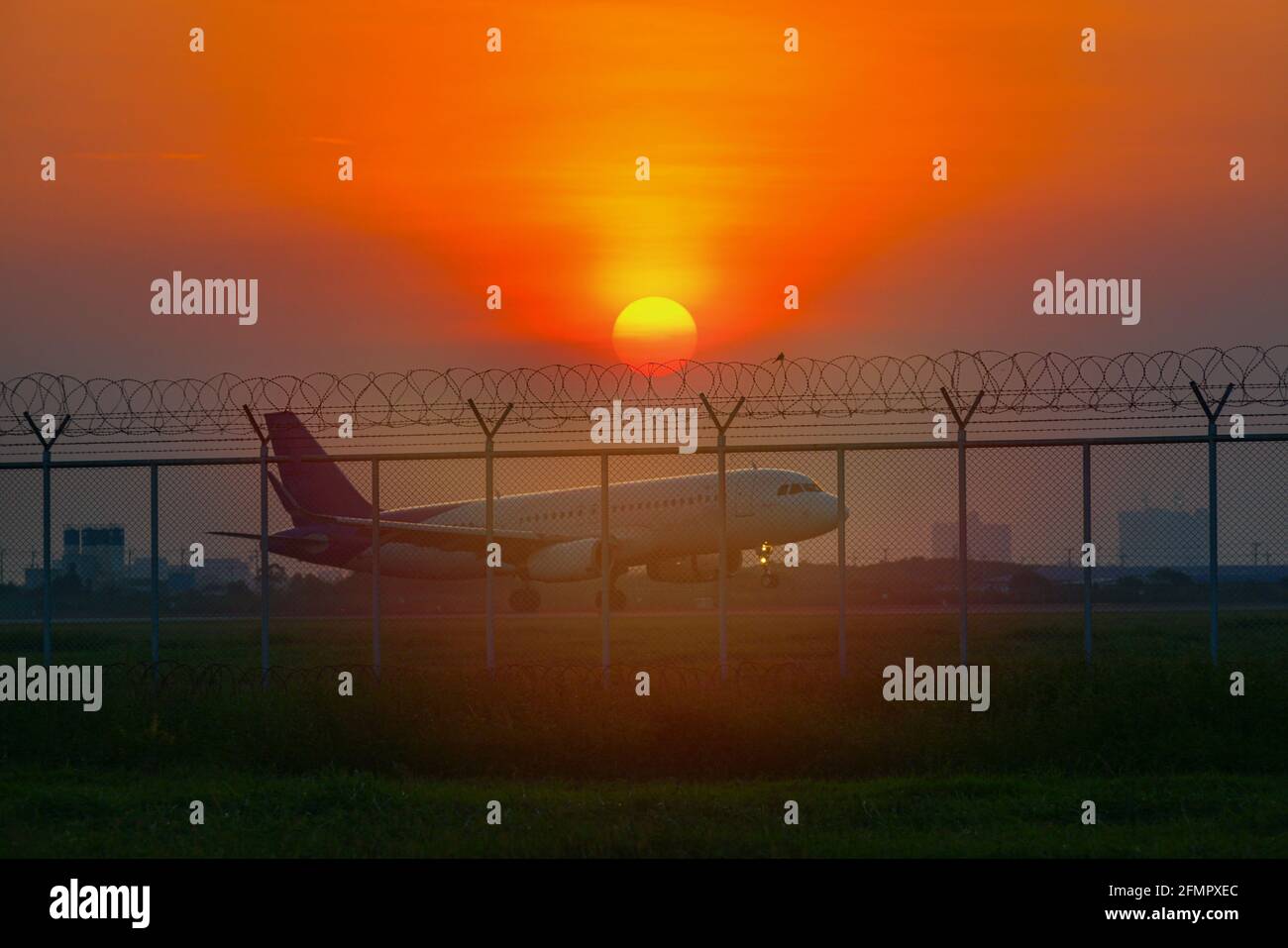 Silhouette airplane takes off hi-res stock photography and images - Alamy