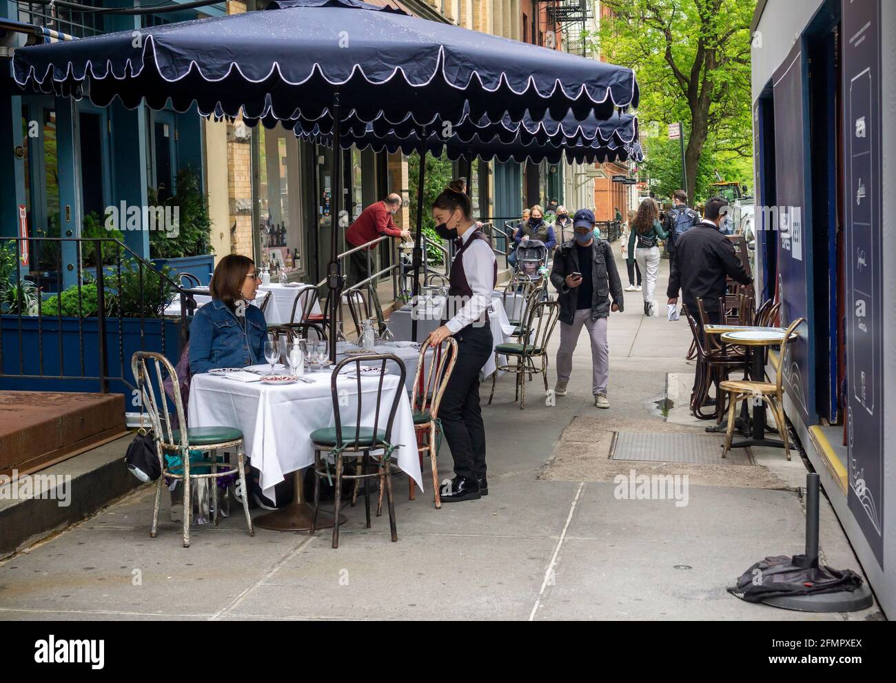 Al fresco dining in the Soho neighborhood of New York on Saturday, May 8, 2021. (© Richard B