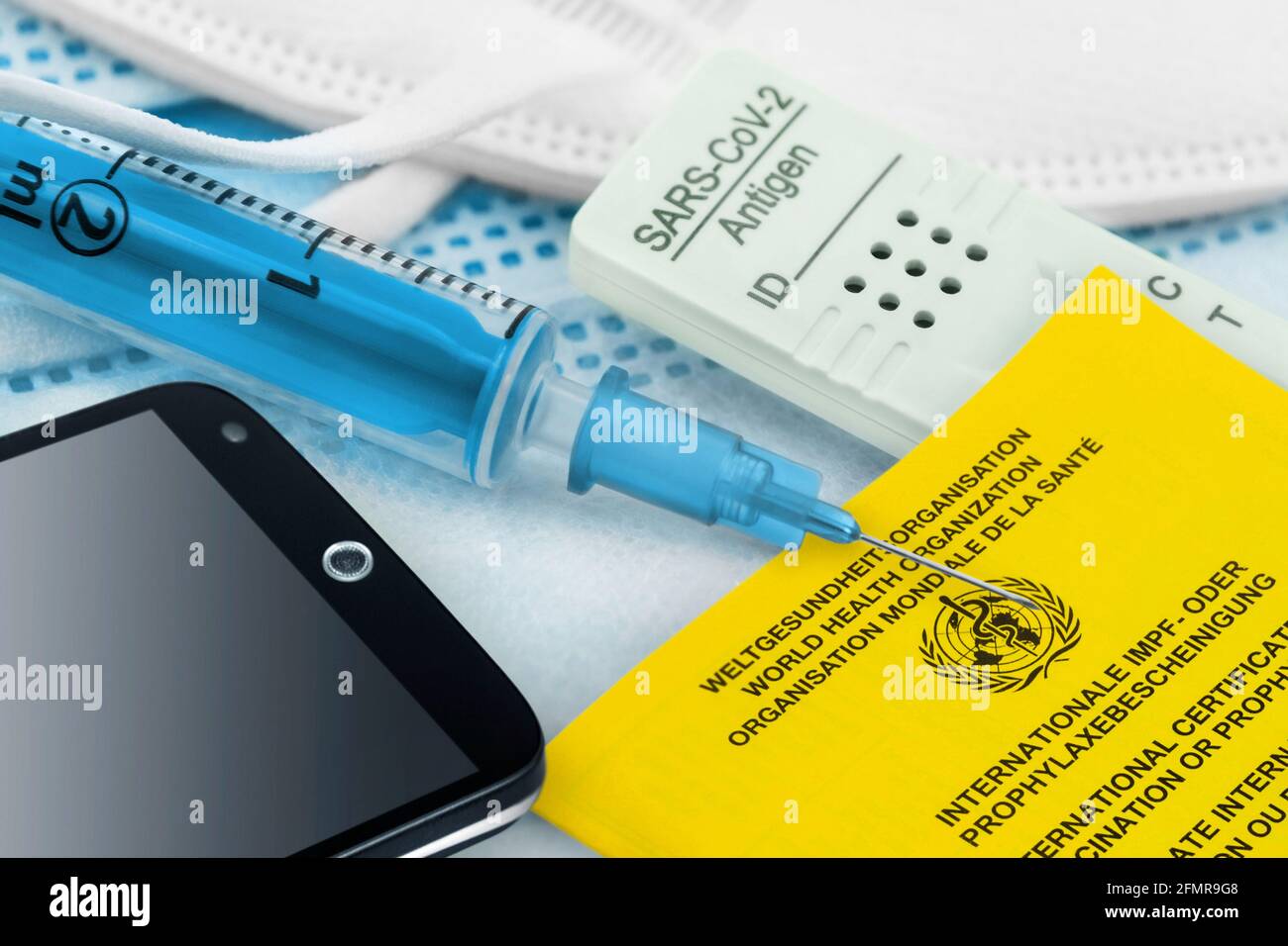 Massnahmen Corona Konzept Impfung und Impfpass mit Test und Handy Stock Photo