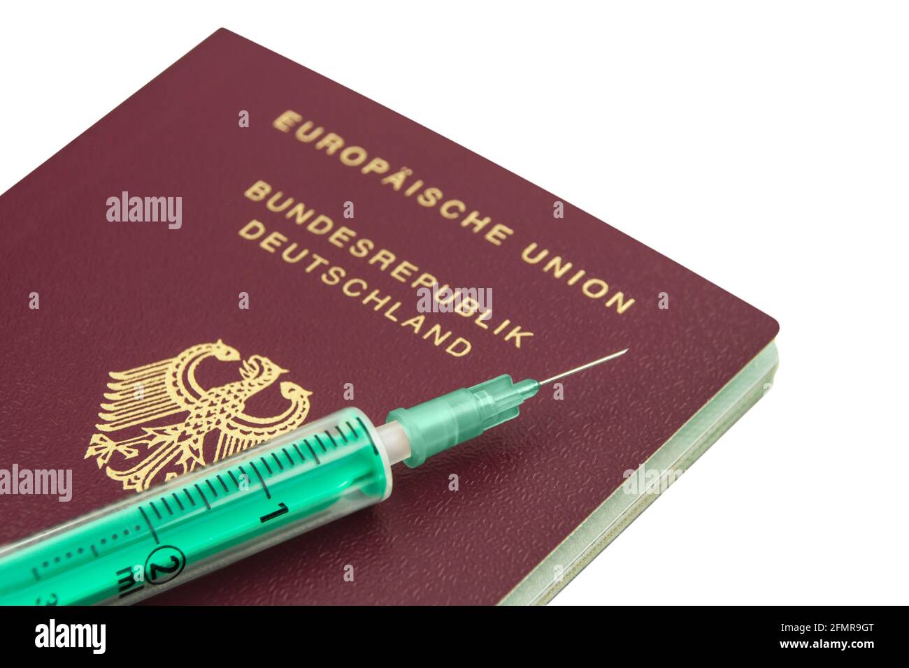Corona Impfung und Deutscher Reisepass mit Spritze isoliert auf weissem Hintergrund Stock Photo