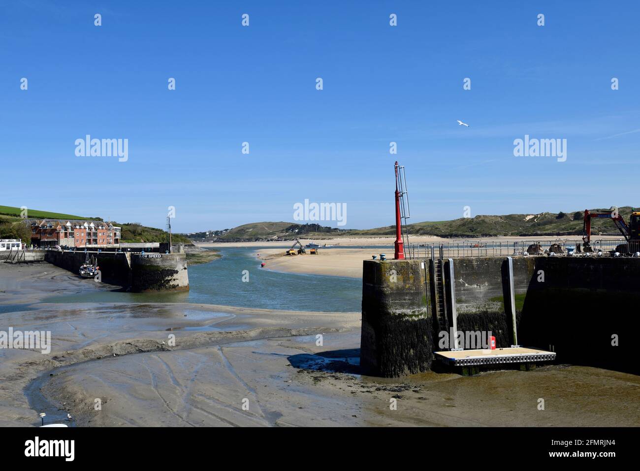 Padstow harbour entrance cornwall hi-res stock photography and images ...