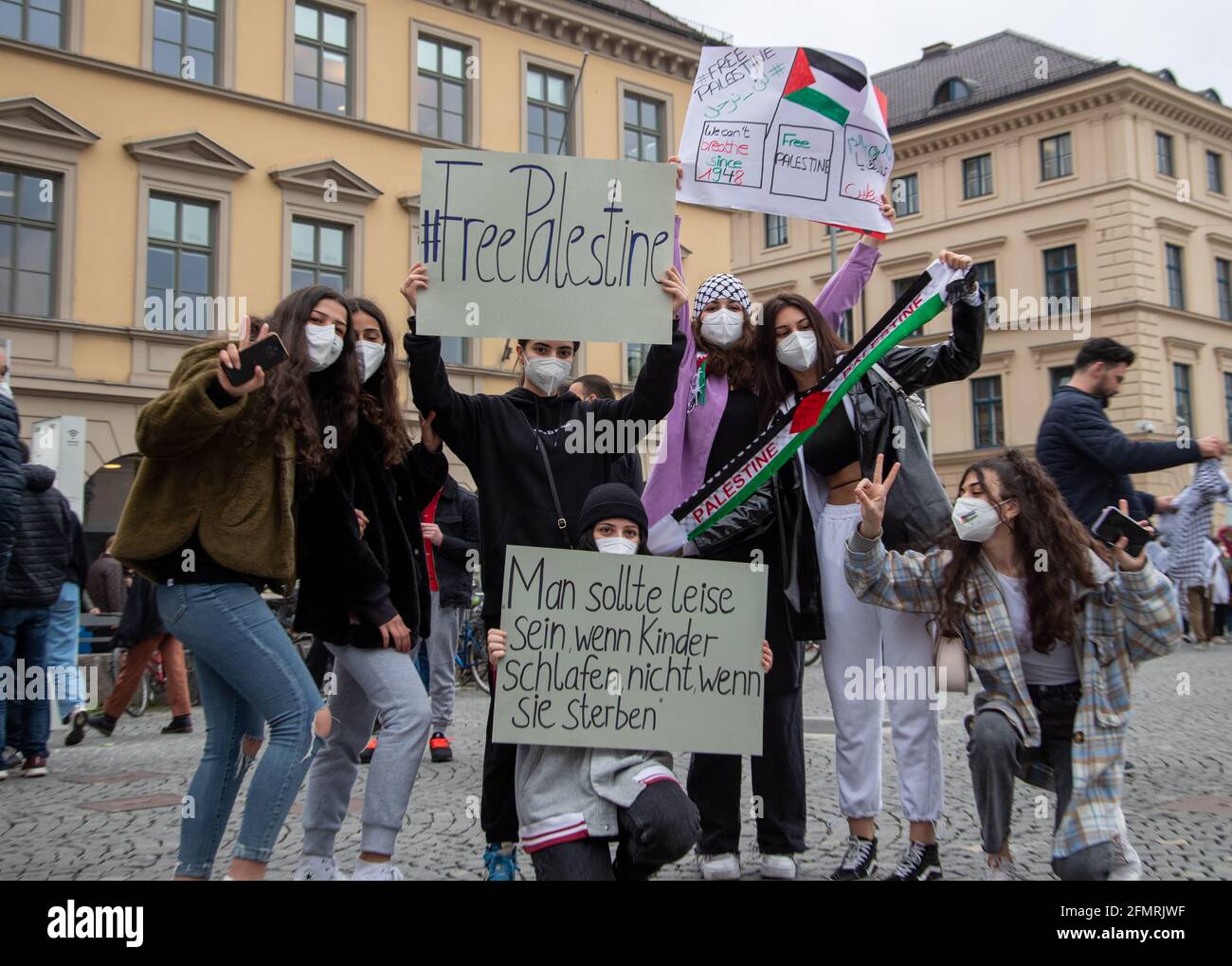Gruppe von Demonstrantinnen halten Schilder mit der Aufschrift: ' #FreePalestine ', ' Man sollte leise sein, wenn Kinder schlafen, nicht, wenn sie sterben ', ' We can't breathe since 1948 '. Ca. 1000 Menschen versammelten sich am 11. Mai in München spontan, um ihre Solidarität mit den palästinensischen Demonstrant*innen in Jerusalem zu zeigen. Da deutlich mehr Menschen als zugelassen zur Versammlung kamen, löste die Polizei sie auf. Die Demonstrant*innen verließen friedlich die Kundgebung. * Group of demonstrators hold signs reading: ' : ' #FreePalestine ', ' You should be quiet when child Stock Photo
