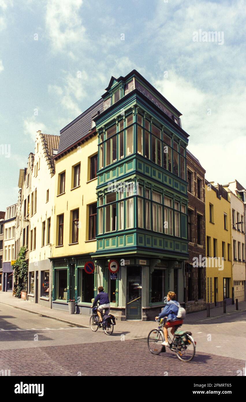 Alt und neu: Straßenszene in der Südstadt von Antwerpen. - old and new: street-scene South of the old town of Antwerp. Stock Photo