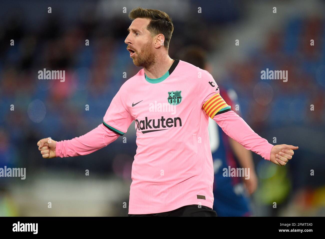 FC Barcelona - La Liga: Barcelona present new pink kit, with Messi  modelling it