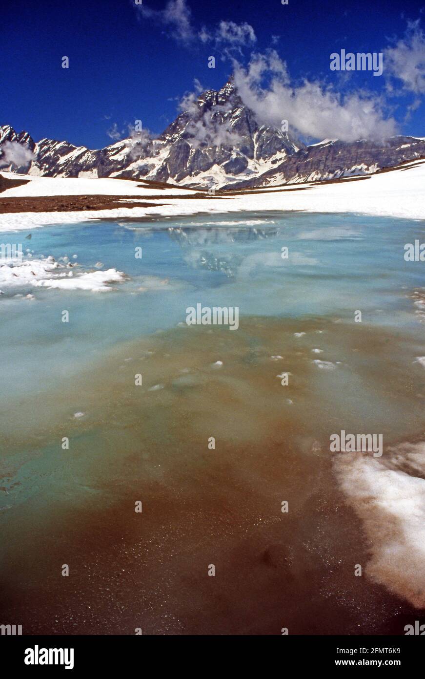 Lago effimero al colle delle Cime Bianche con il Cervino sullo sfondo Stock Photo