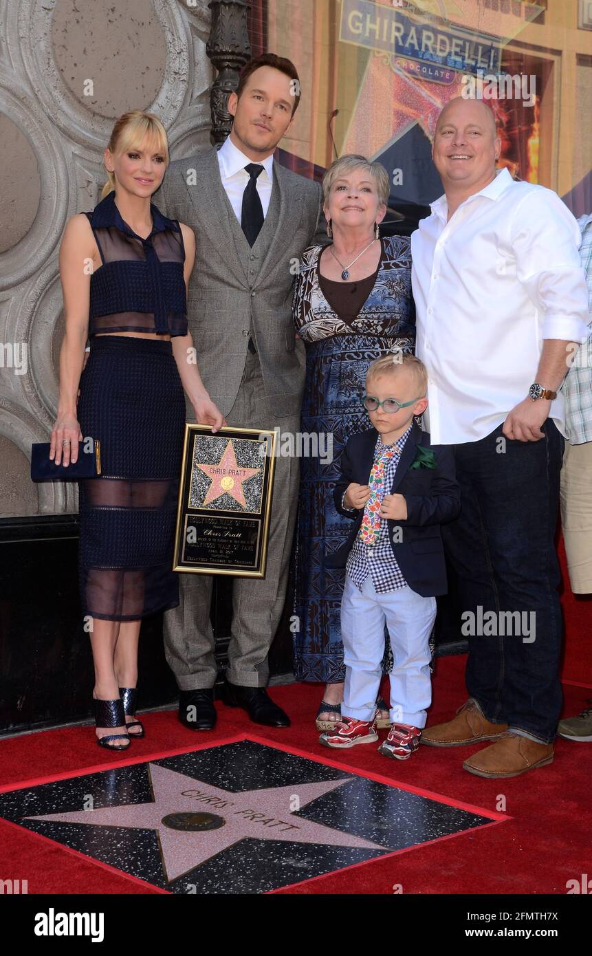 LOS ANGELES - APR 21:  Anna Faris, Chris Pratt, Kathy Pratt, Jack Pratt, his brother at the Walk of Fame Star Ceremony on the Hollywood Walk of Fame on April 21, 2017 in Los Angeles, CA Stock Photo