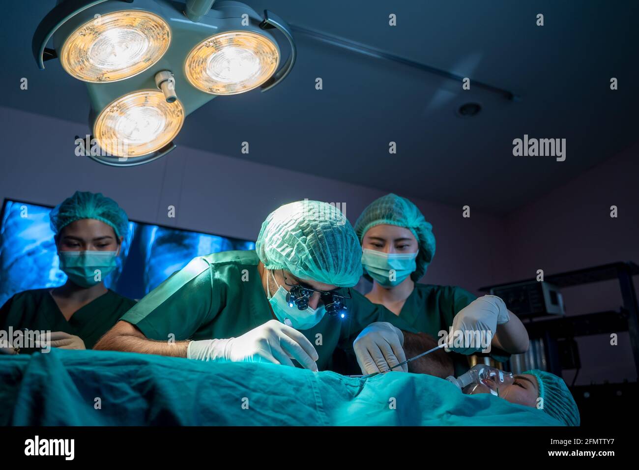Doctor assistant operate High Resolution Stock Photography and Images ...