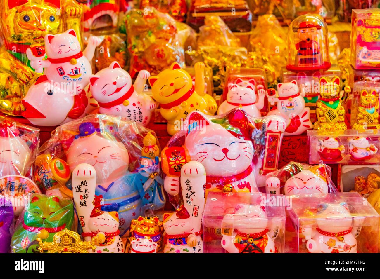 Bangkok Thailand 22. Mai 2018 Golden chinese cat Souvenirs in Souvenir shop  store in Bangkok Thailand Stock Photo - Alamy