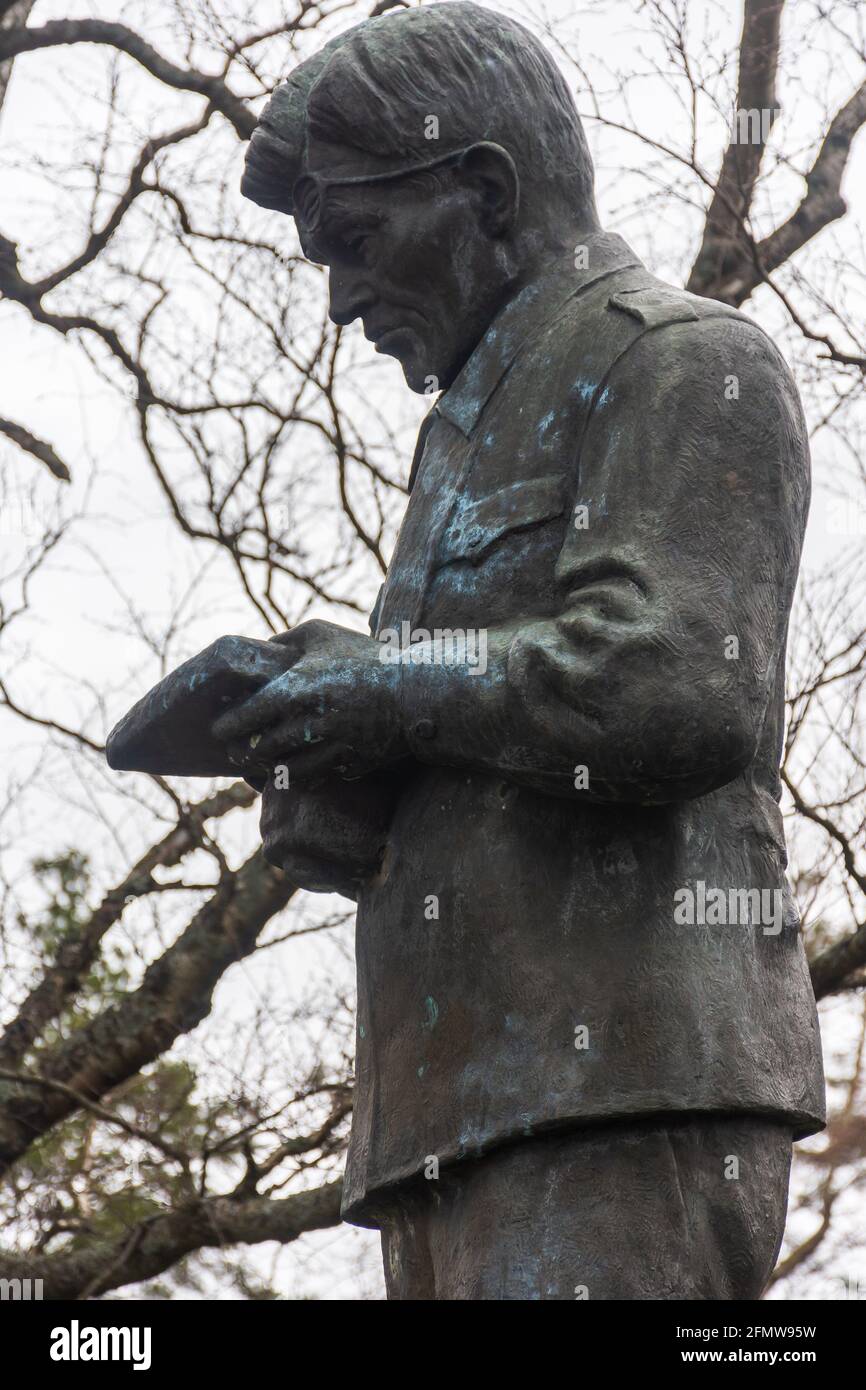 Bronze statue of Lauri 