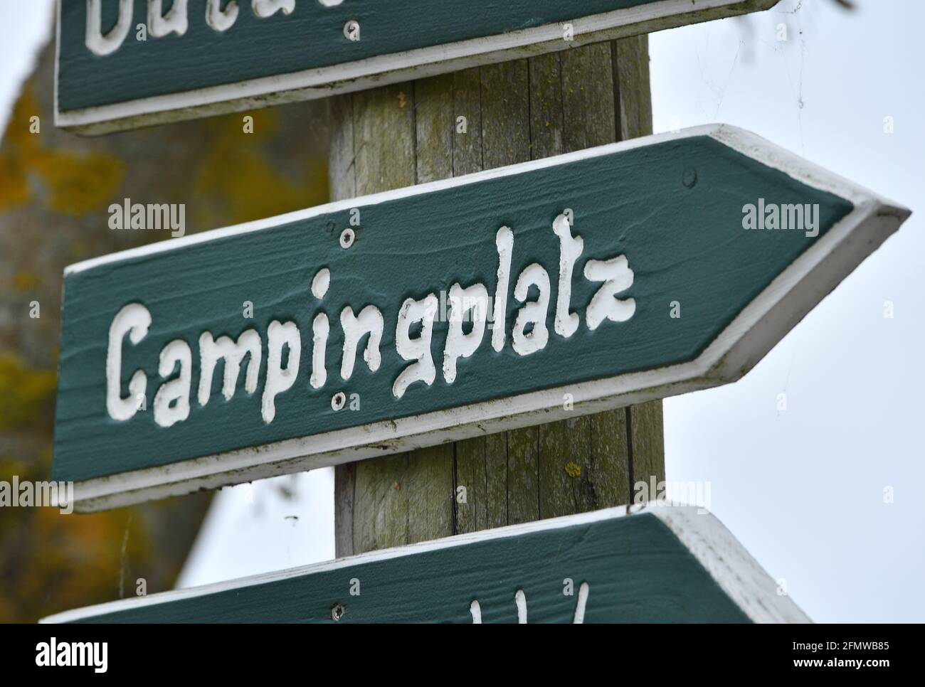 Hohenfelden, Germany. 11th May, 2021. 'Campsite' is written on the signpost at the access road to the Hohenfelden campsite. Thuringia-wide, the incidence of corona is currently well above the threshold of 100 new infections per 100,000 inhabitants. According to the so-called Corona emergency brake, camping tourism is thus not possible. Credit: Martin Schutt/dpa-Zentralbild/dpa/Alamy Live News Stock Photo