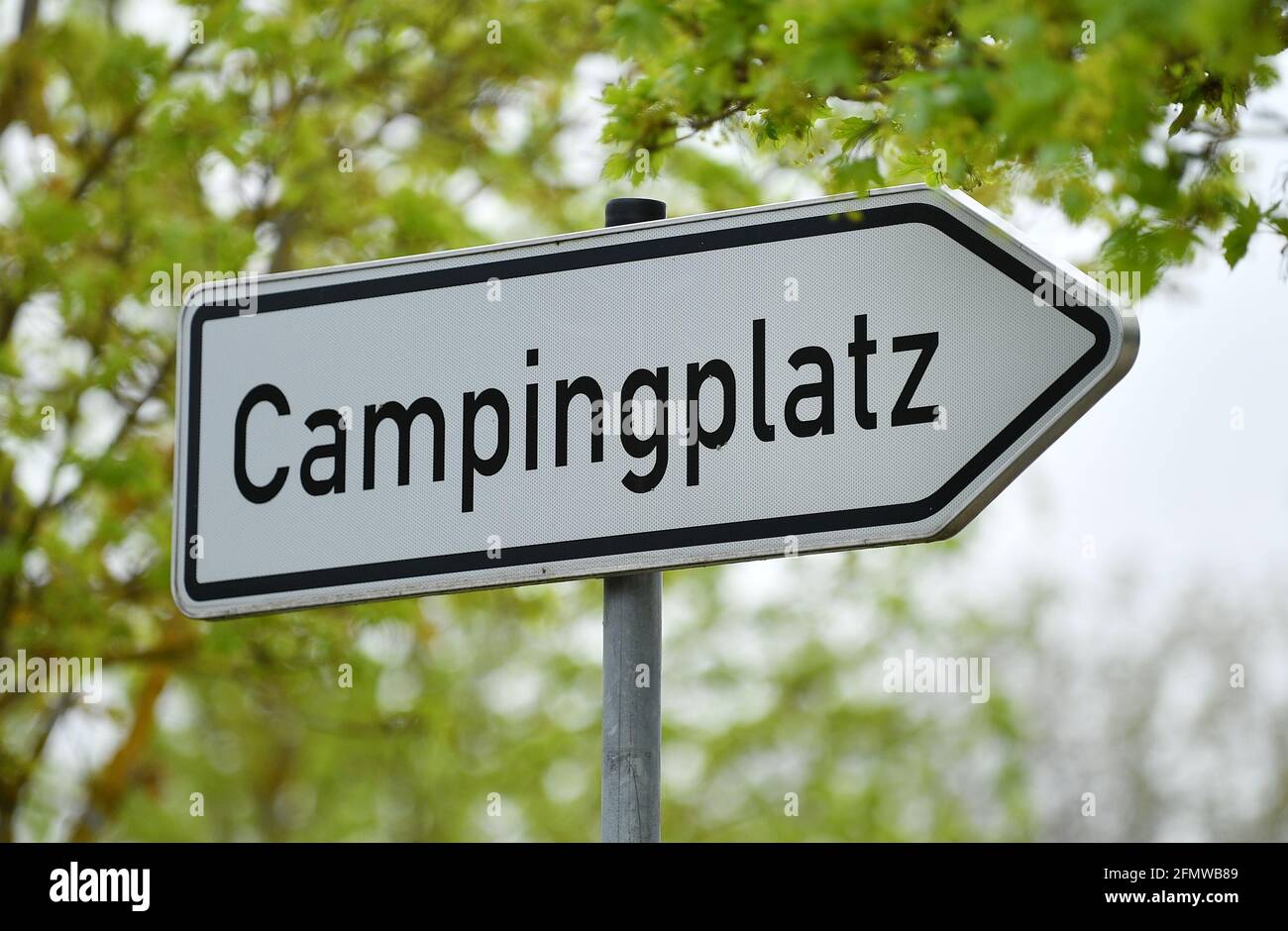Hohenfelden, Germany. 11th May, 2021. 'Campsite' is written on the signpost at the access road to the Hohenfelden campsite. Thuringia-wide, the incidence of corona is currently well above the threshold of 100 new infections per 100,000 inhabitants. According to the so-called Corona emergency brake, camping tourism is thus not possible. Credit: Martin Schutt/dpa-Zentralbild/dpa/Alamy Live News Stock Photo