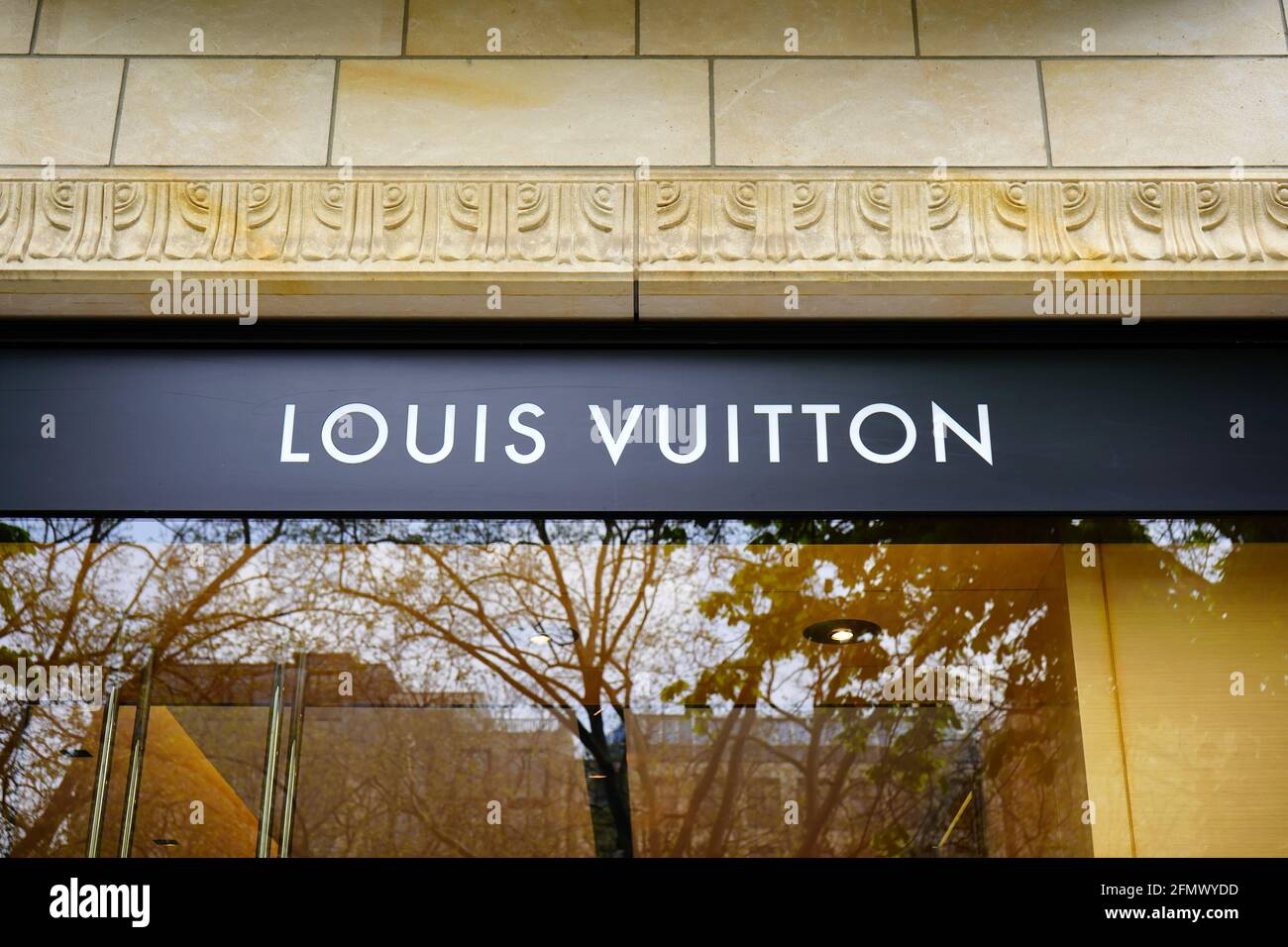Louis Vuitton Store Front, Tokyo, Japan Editorial Stock Photo - Image of  design, door: 186347668