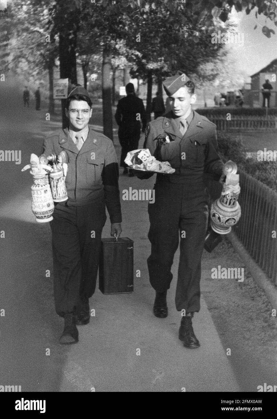 events, post war era, occupation, American zone of occupation, soldiers with souveniers, 1945, ADDITIONAL-RIGHTS-CLEARANCE-INFO-NOT-AVAILABLE Stock Photo