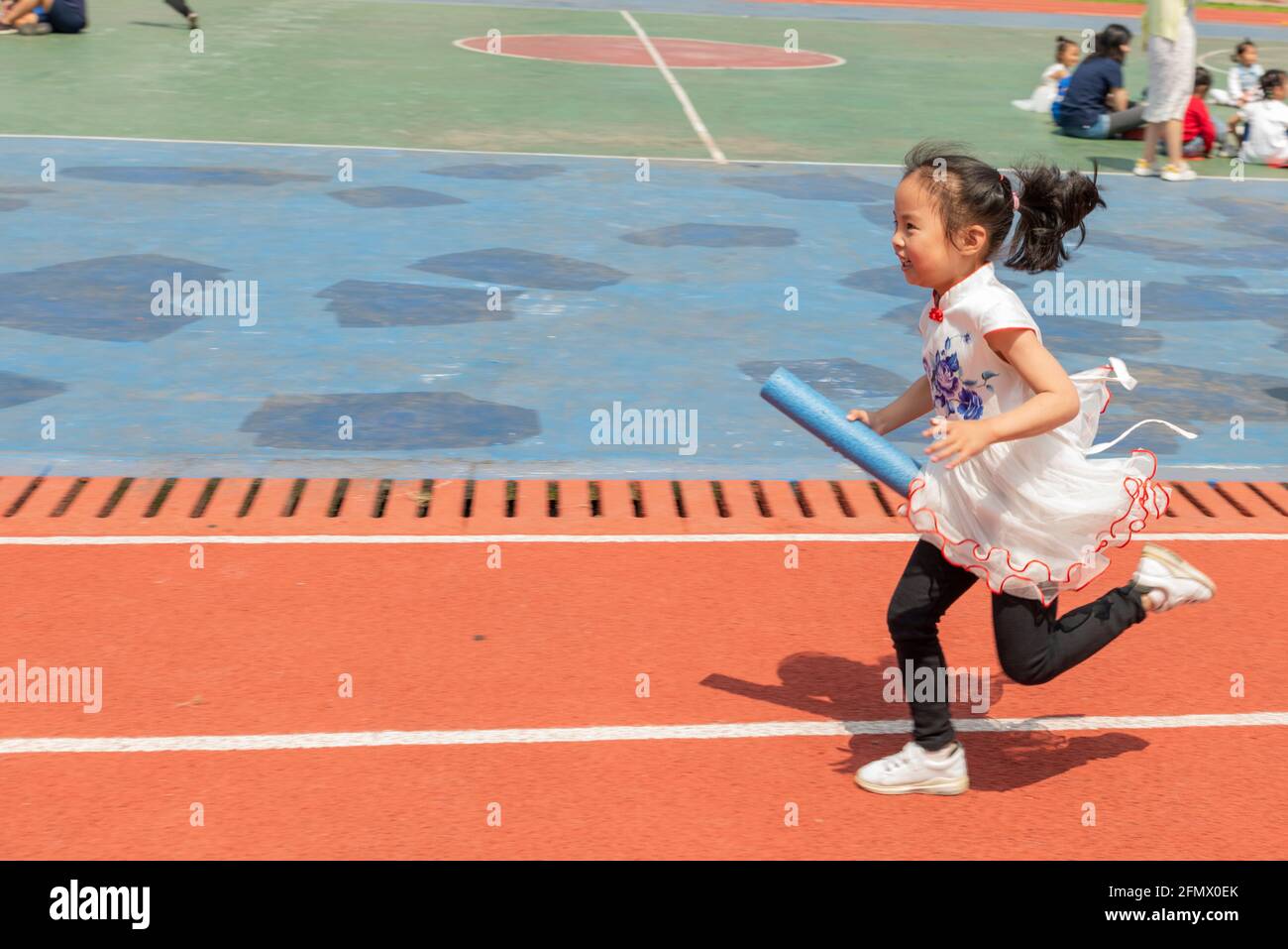 Kindergarten students from the Weiqiao Central Primary school in Xiuning, Anhui, China participate in a relay competition Stock Photo