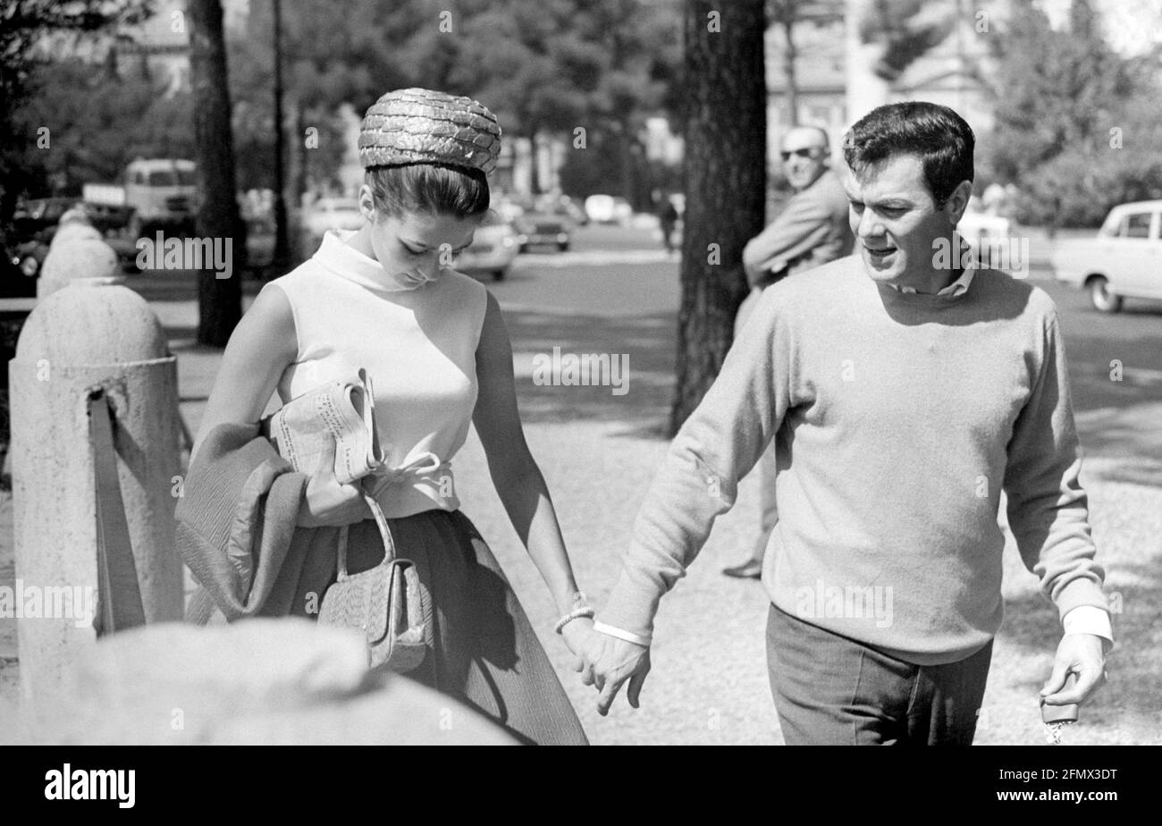 Kaufmann, Christine, 11.1.1945 - 28.3.2017, German actress, with her husband Tony Curtis, Rome, 1960s, ADDITIONAL-RIGHTS-CLEARANCE-INFO-NOT-AVAILABLE Stock Photo