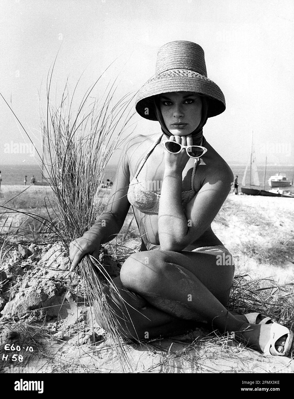 Sommer, Elke, * 5.22.1940, German actress, full length, wearing bikini, sitting, beach, 1960s, 60s, ADDITIONAL-RIGHTS-CLEARANCE-INFO-NOT-AVAILABLE Stock Photo