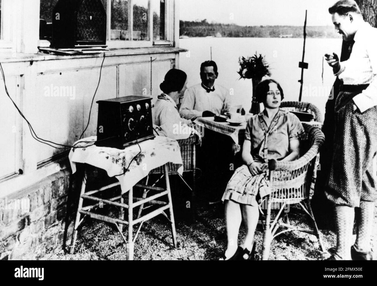 broadcast, family hearing radio outside, radio set by Siemens, 1928, ADDITIONALRIGHTSCLEARANCE
