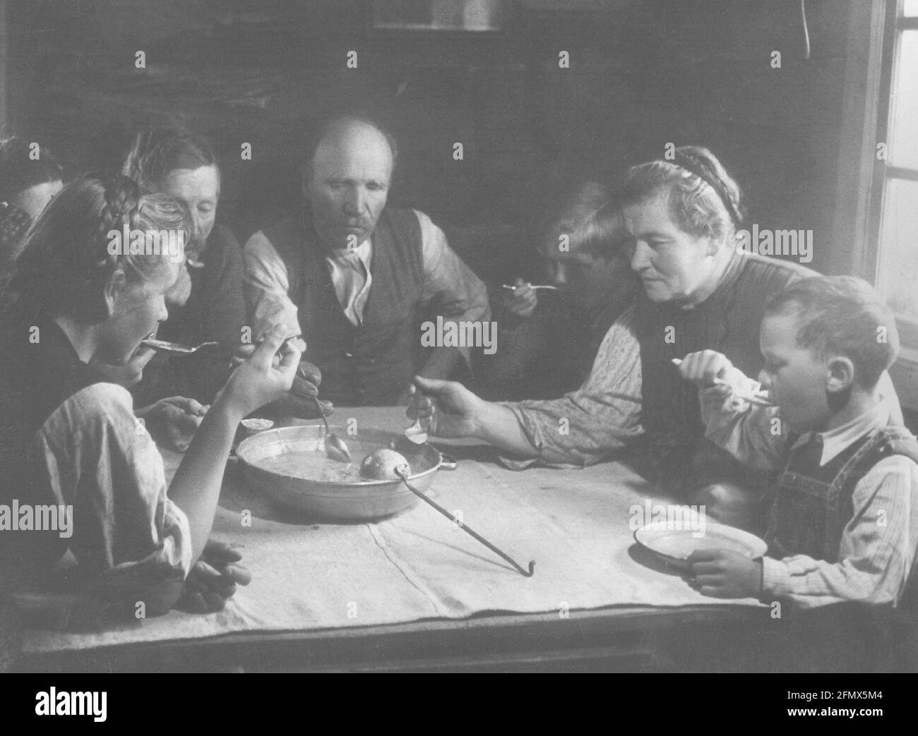 gastronomy, meal, farmer's family eating soup, Austria, 1954, ADDITIONAL-RIGHTS-CLEARANCE-INFO-NOT-AVAILABLE Stock Photo