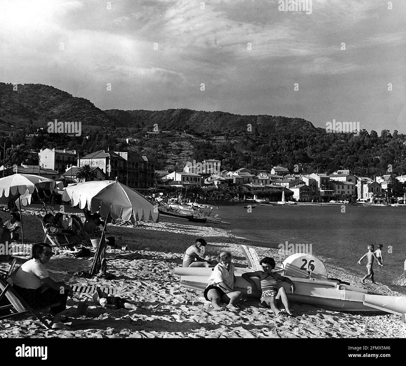 geography / travel, France, Le Lavendou Mediteranean, bathers on the beach, 1950s, ADDITIONAL-RIGHTS-CLEARANCE-INFO-NOT-AVAILABLE Stock Photo