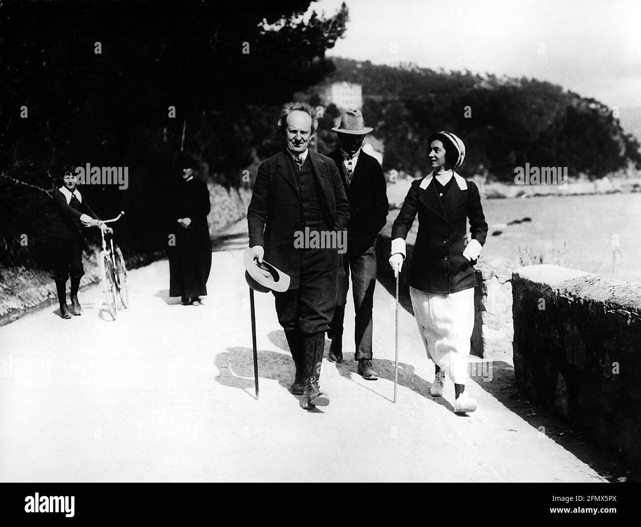 Hauptmann, Gerhart, 15.11.1862 - 6.6.1946, German author/writer, full length, with his wife and sons, ADDITIONAL-RIGHTS-CLEARANCE-INFO-NOT-AVAILABLE Stock Photo