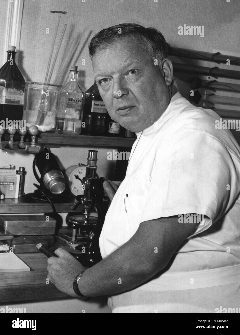 Forßmann, Werner, 29.8.1904 - 1.6.1979, German scientist (physician), half length, in his laboratory, ADDITIONAL-RIGHTS-CLEARANCE-INFO-NOT-AVAILABLE Stock Photo