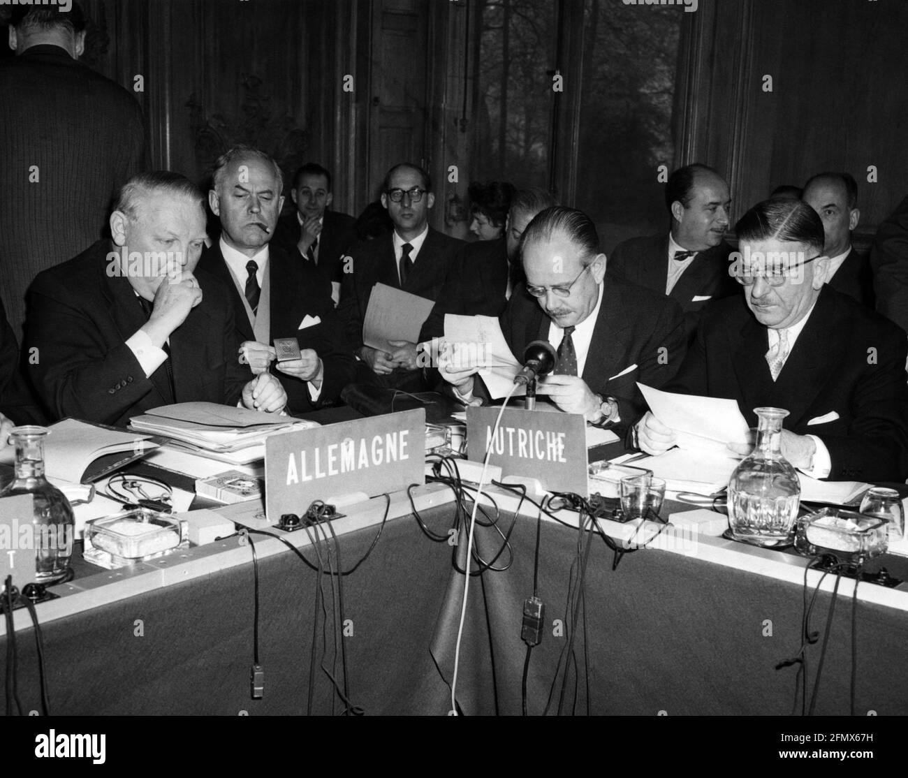Oecd paris Black and White Stock Photos & Images Alamy