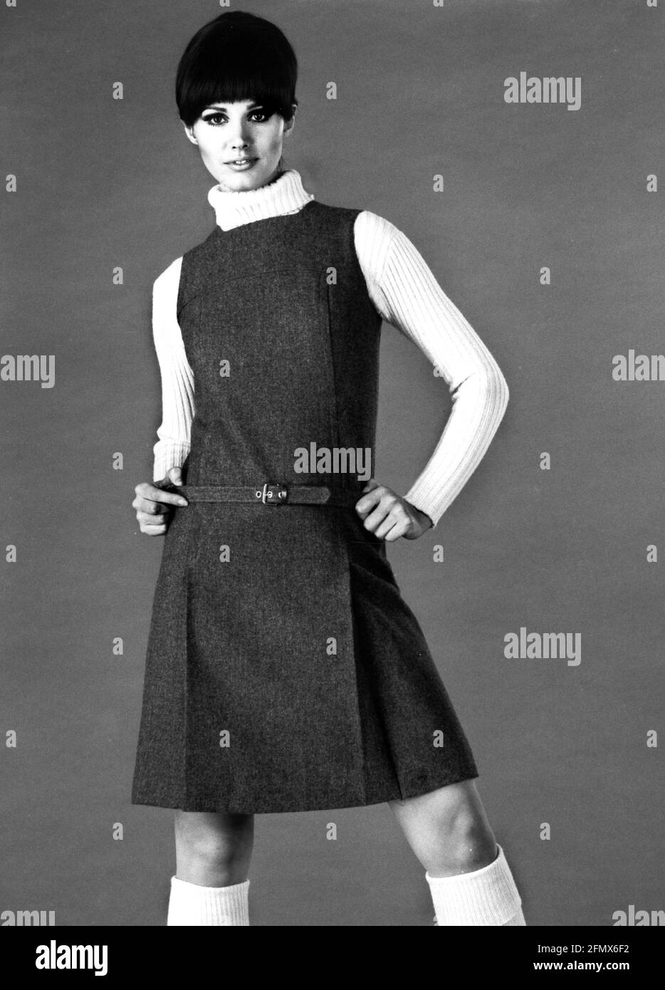 fashion, 1970s, ladies' fashion, woman wearing winter combination, ADDITIONAL-RIGHTS-CLEARANCE-INFO-NOT-AVAILABLE Stock Photo