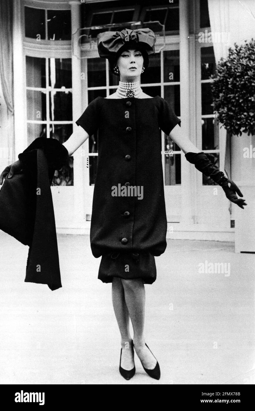 fashion, jewellery, model, wearing dress,by Christian Dior, full length,  1959, ADDITIONAL-RIGHTS-CLEARANCE-INFO-NOT-AVAILABLE Stock Photo - Alamy