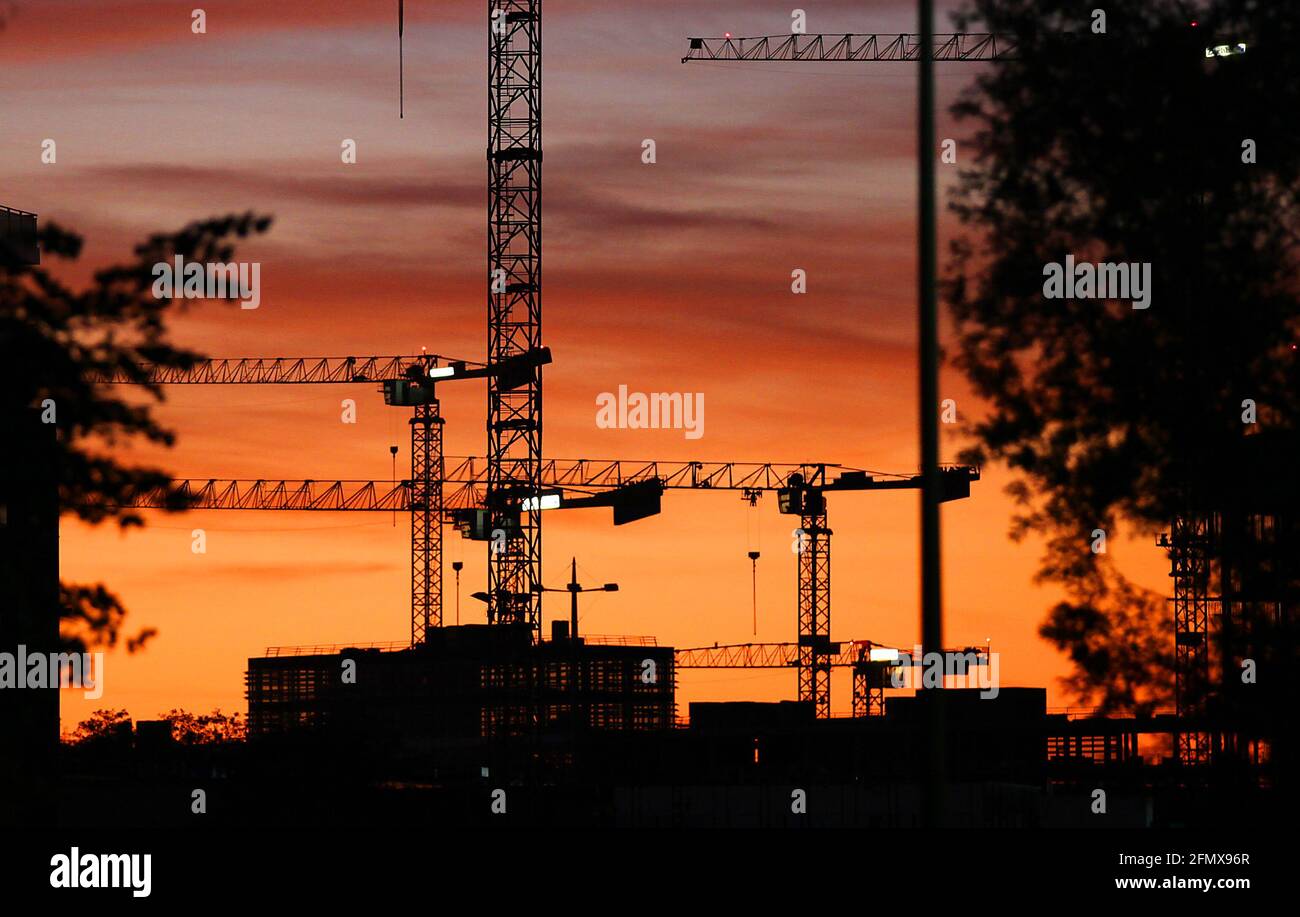 Die Großbaustelle des neuen Vodafone-Komplexes in Düsseldorf Heerdt in der Abenddämmerung. Die Rohbauten und Baukräne geben einen interessanten Schatt Stock Photo