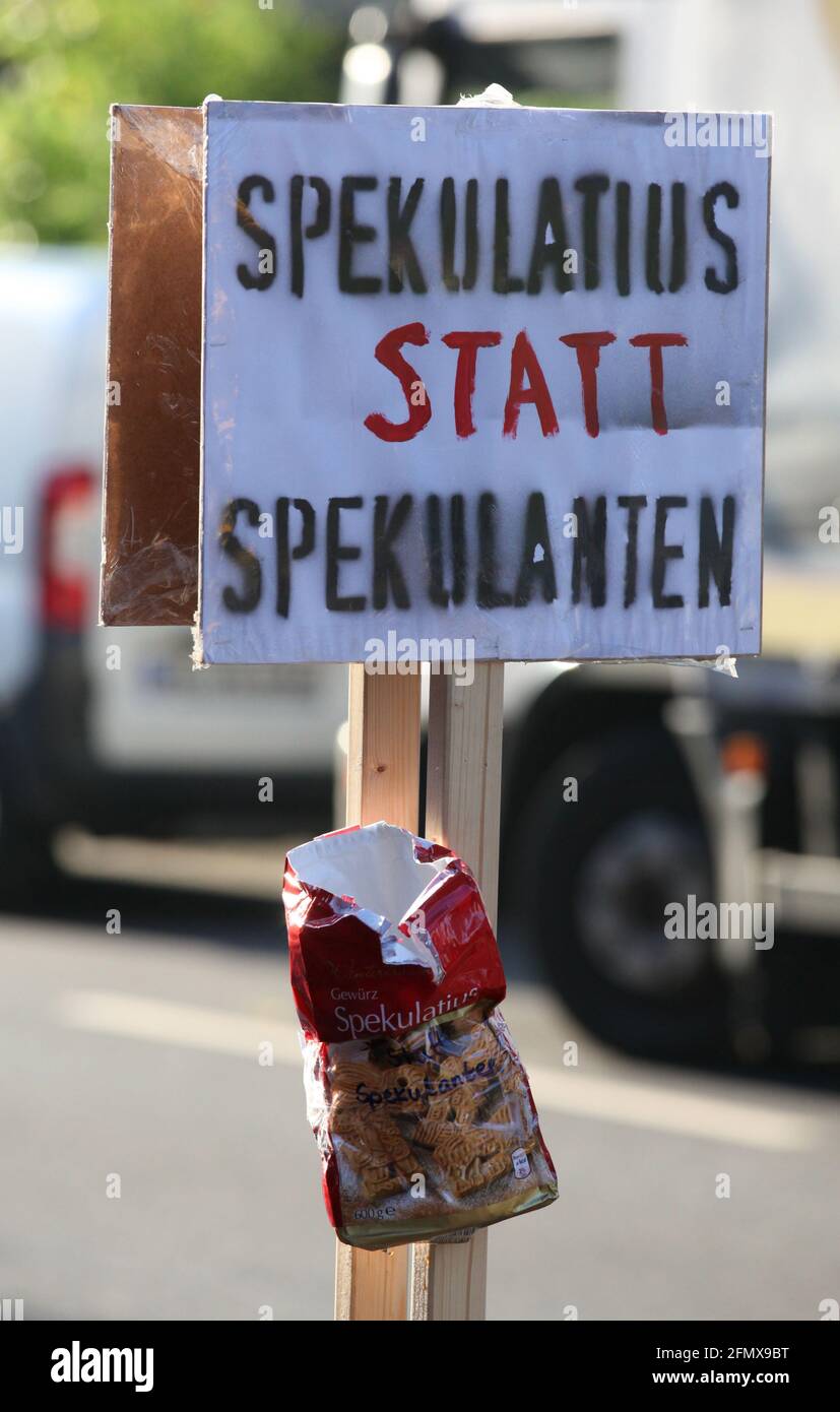 Zelte sind auf einem Kirchengelände in Düsseldorf gegenüber dem Justizministerium aufgebaut. Die Protestaktion gehört zu der Gruppe, die gegen die Mac Stock Photo