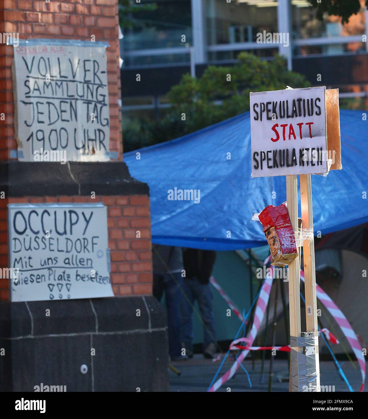 Zelte sind auf einem Kirchengelände in Düsseldorf gegenüber dem Justizministerium aufgebaut. Die Protestaktion gehört zu der Gruppe, die gegen die Mac Stock Photo