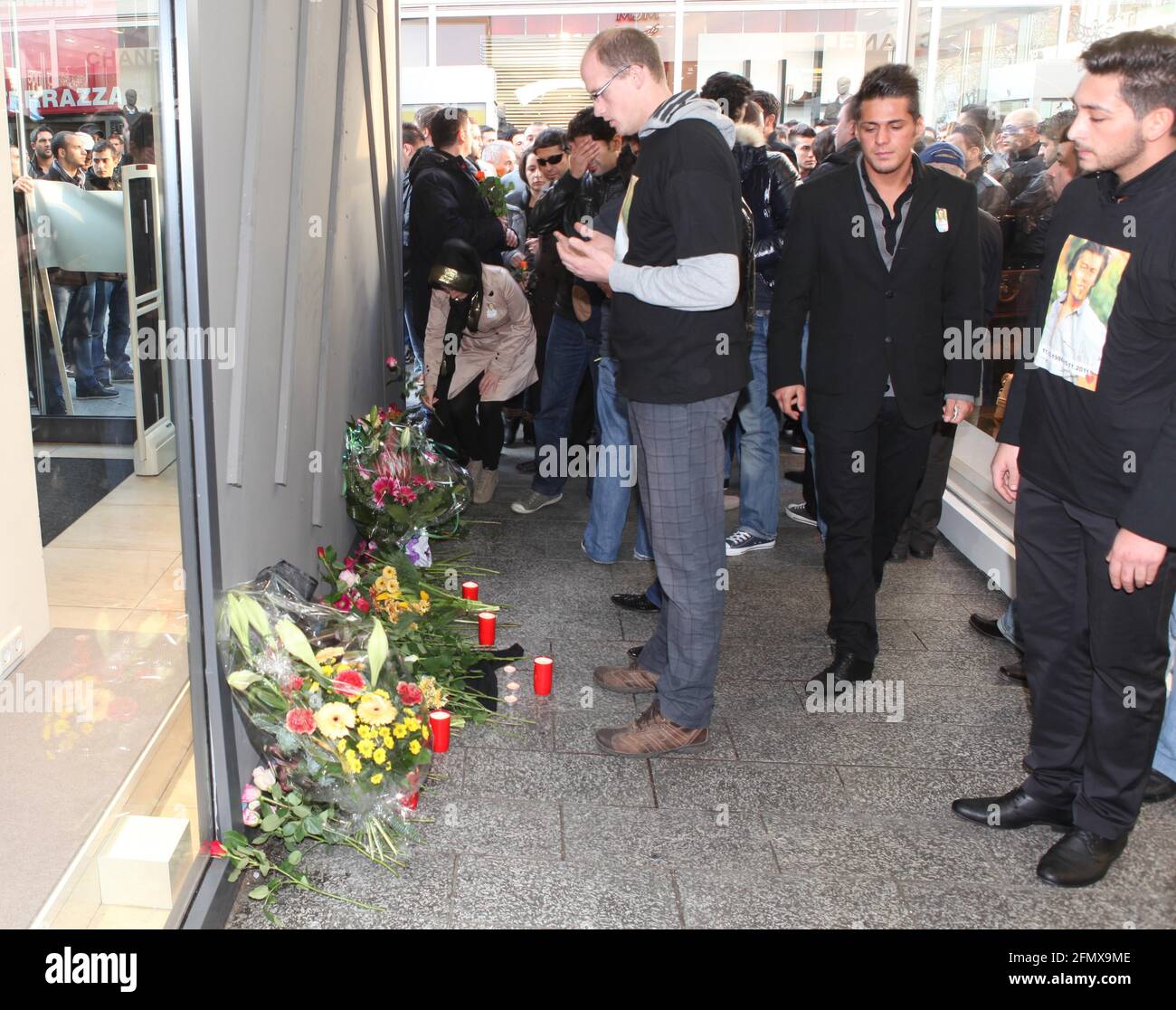 Trauernde versammeln sich auf der Königsallee in Düsseldorf an der Stelle, wo der 24jährige  Ömer HEMO am Samstag zu Tode kam, weil er nach einem Disc Stock Photo