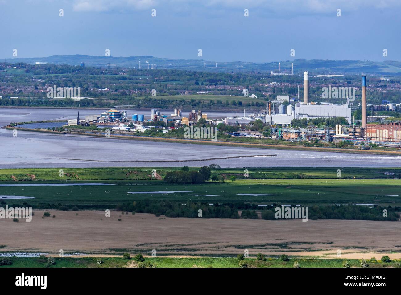 Weston Point factories and power station (rt) on the river Mersey beside the Manchester ship canal. The grey building is Runcorn EfW Facility. Stock Photo