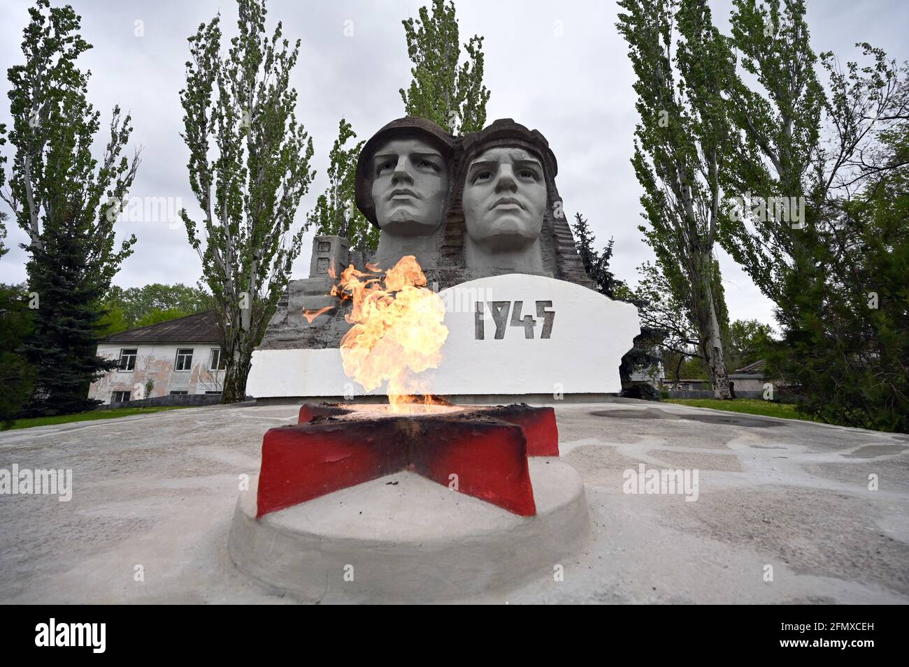 SIEVIERODONETSK, UKRAINE - MAY 9, 2021 - The Eternal Flame is ablaze at the Memorial of Glory mass grave on the Day of Victory over Nazism, Sievierodo Stock Photo
