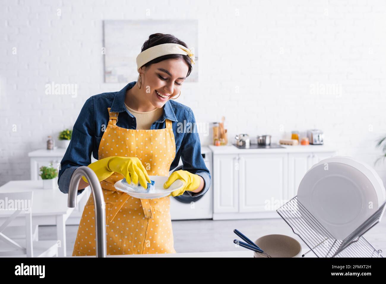 Dishwashing apron hires stock photography and images Alamy